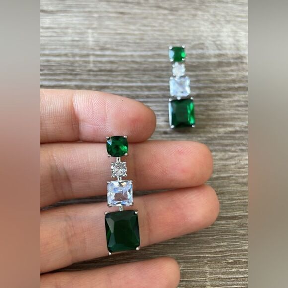 Emerald color stone drop earrings A208 - Picture 3 of 6